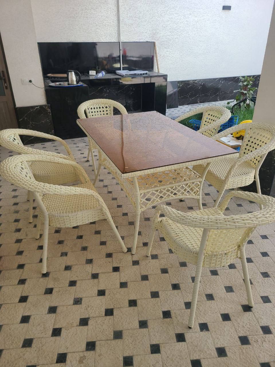 Yangi  Stol-stullar kompleksi sotiladi.