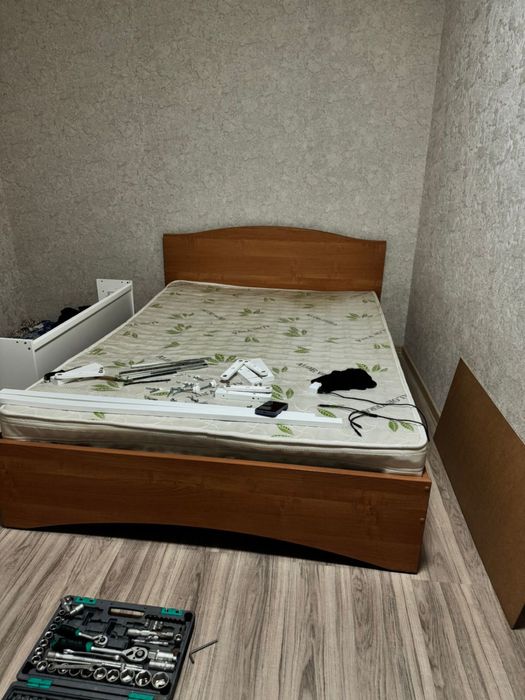 Кровать двуспальная и матрас