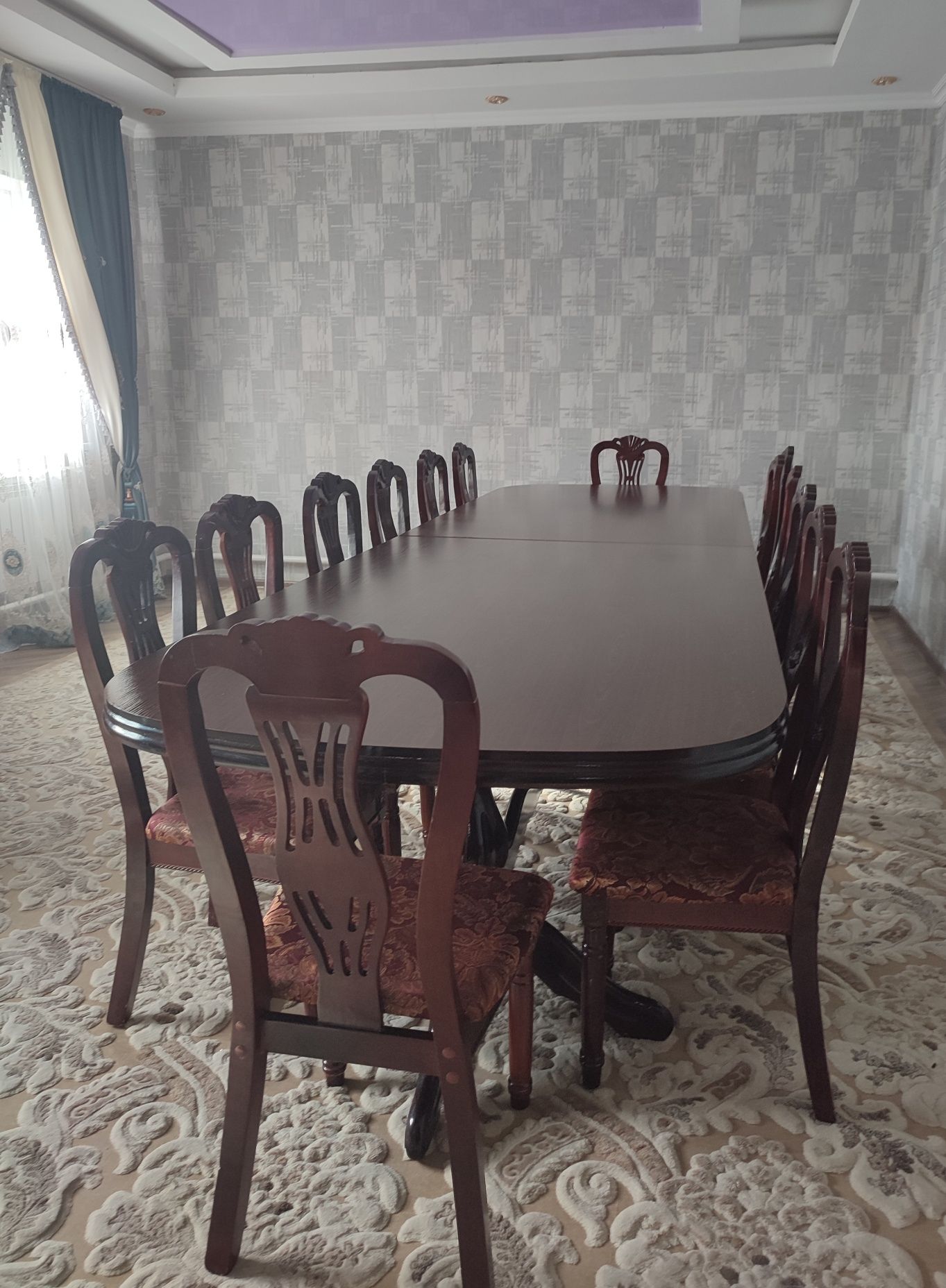 Стол со стульями