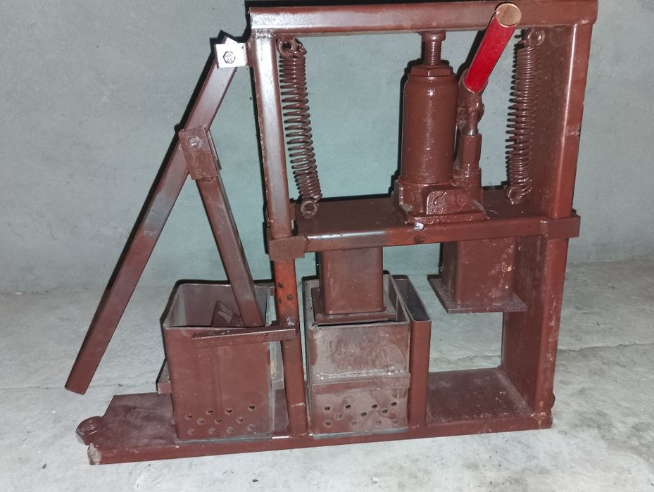 Vând presa pt brichete de rumeguș și fan