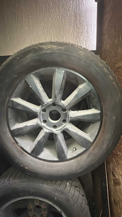 Диски r20 с 2мя комплектами б/у резины зима (шипы) и лето.