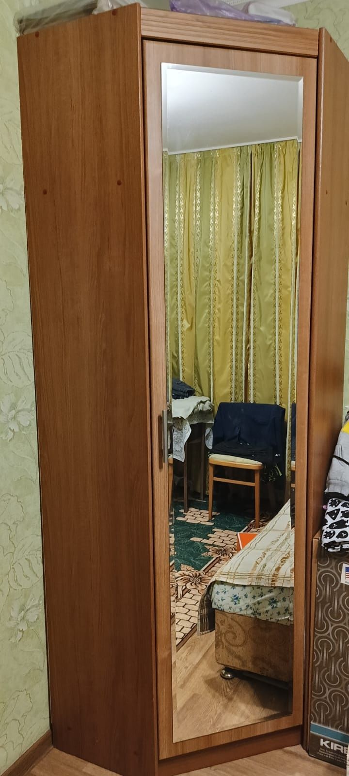 Продаётся  угловой шкаф для одежды  в отличном состоянии