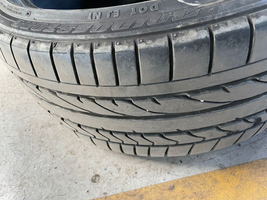 Vând 2 Anvelope Bridgestone 235 40 19 de vară