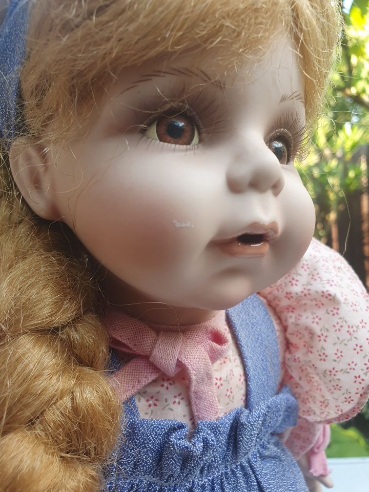 Păpușă de porțelan vintage 45 cm, îmbrăcată rustic, păr roșcat