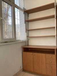 Книжный шкаф с задвижками и закрытыми полками