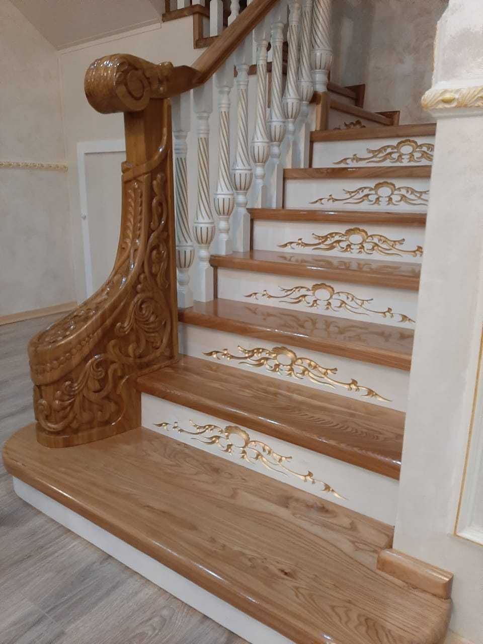 Установка лестницы с подсветкой из древесины