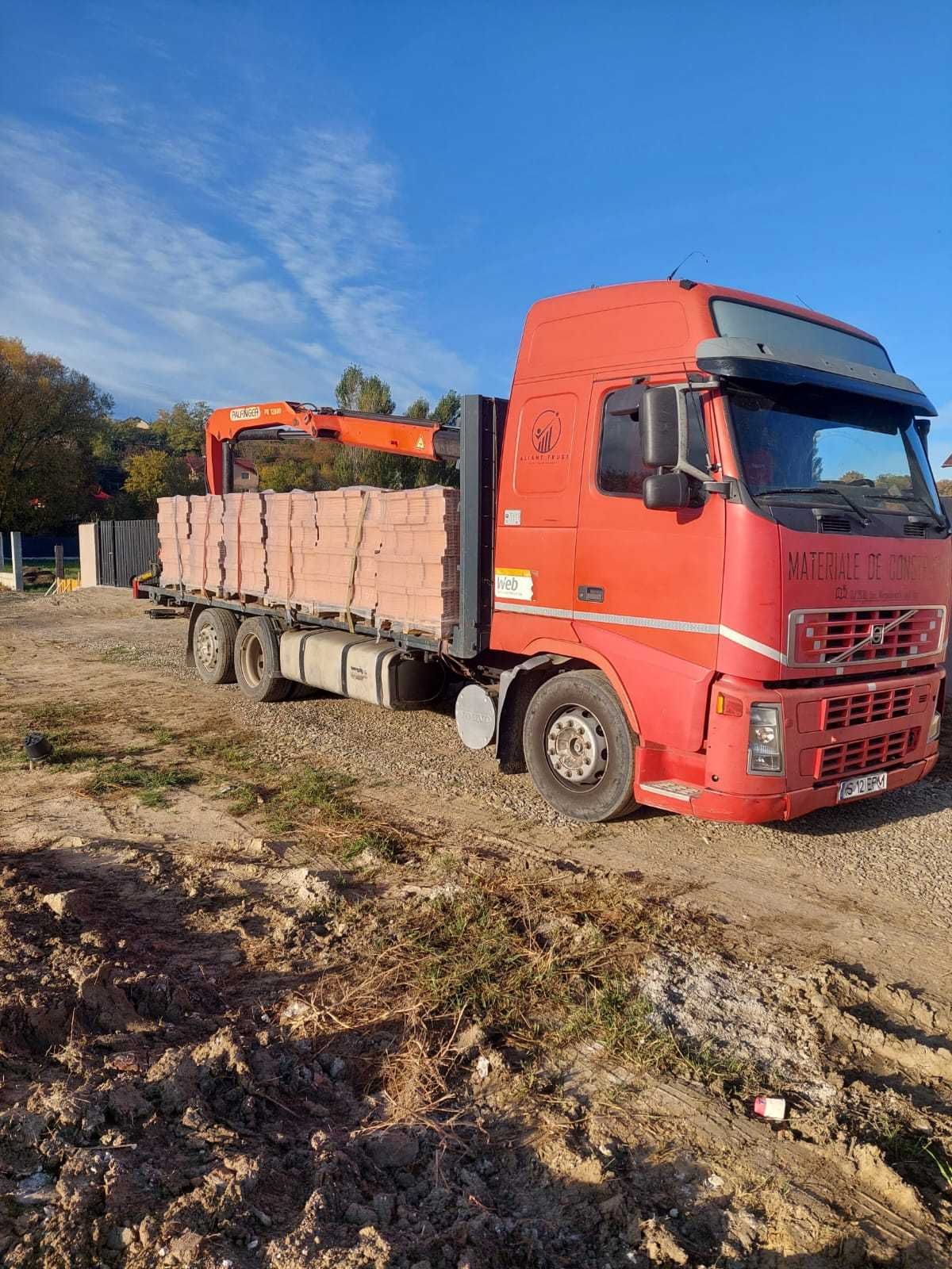 Camion VOLVO cu macara