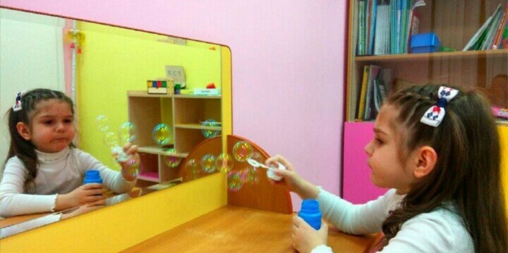 Логопед / дефектолог / эксперт по речи.