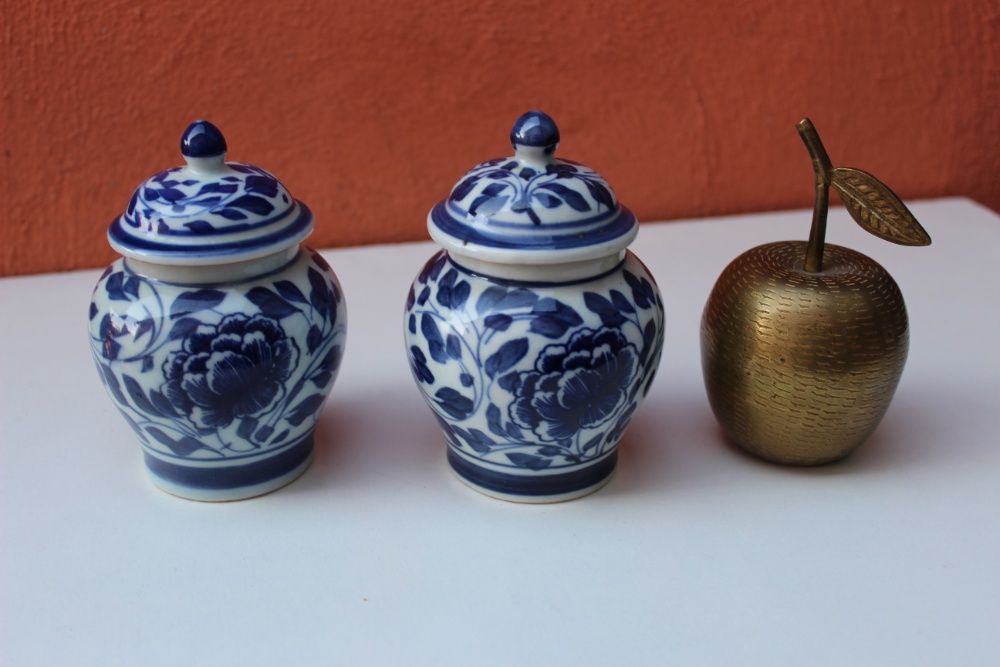 Set 2 boluri cu capac portelan CHINA, P.R.O.C., cca 1950, stil KANGXI