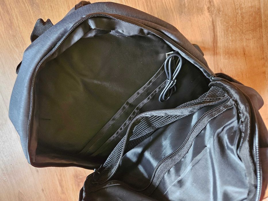 Rucsac laptop nou , impermeabil , cablu usb