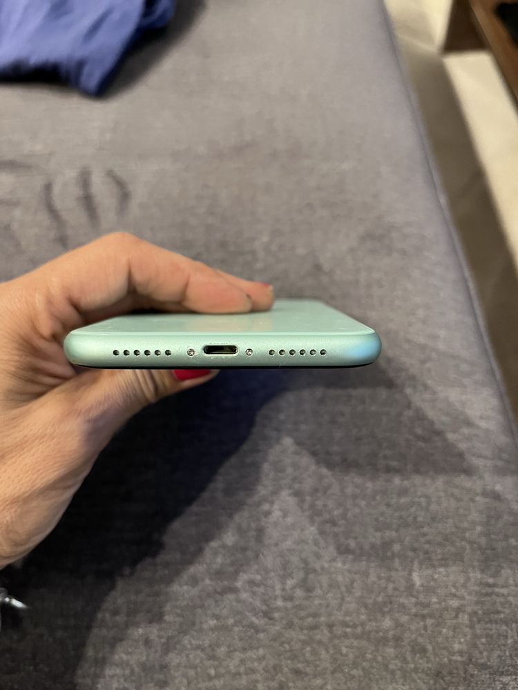 Iphone 11 с гаранция в отлично състояние