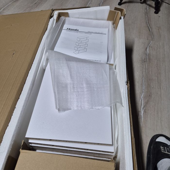 Бяла етажерка Homfa – модерен акцент с практичен дизайн