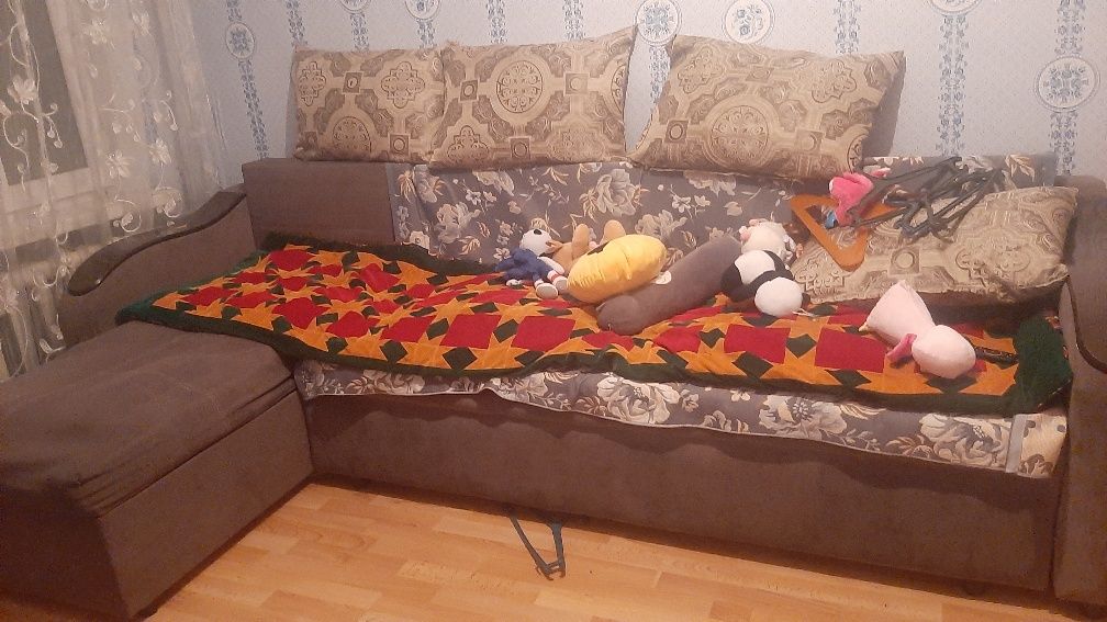 Продам       диван  срочно