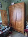 Mobilier vintage din lemn masiv, anii ‘70 – dulap, vitrină și pat