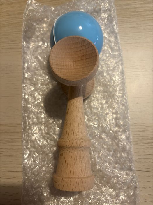 Kendama albastra, noua