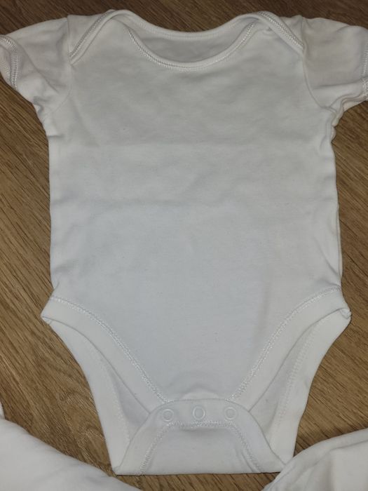 Лот бели бодита, 9-12 месеца