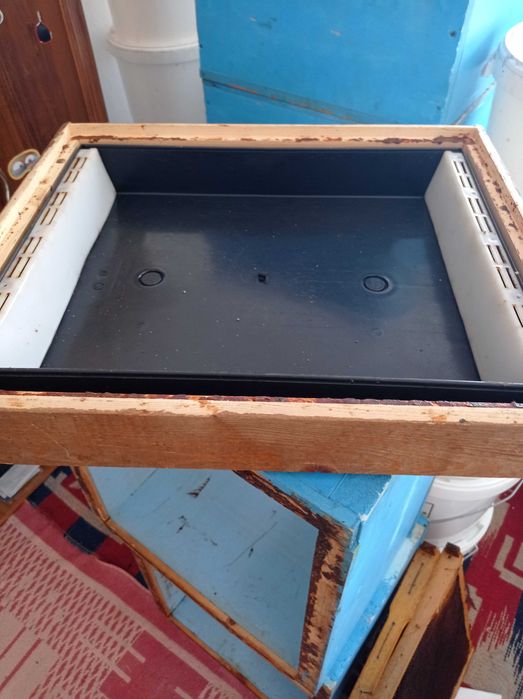 Cutii stupi, alimentatoare