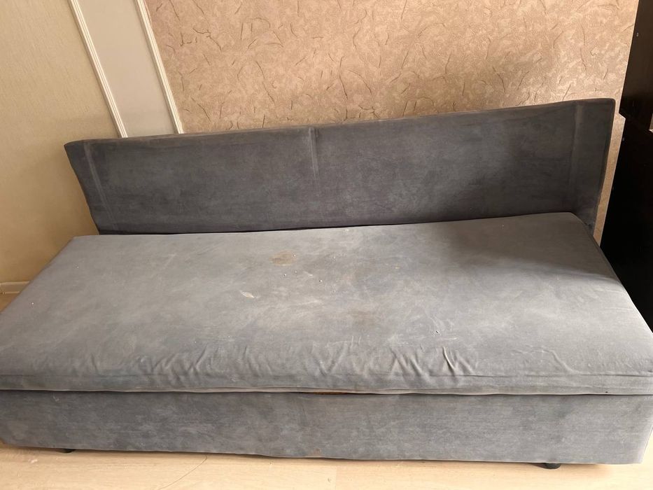 Отдам даром тахту и стол письменный