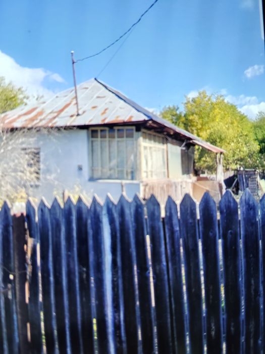 Vând casă bătrânească, in sat Băroiu,comuna Tetoiu