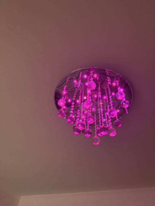 Candelabru cu cristale si lumini colorate