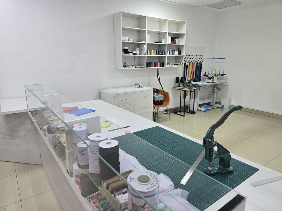 Ателье. Выполняет ремонт одежды