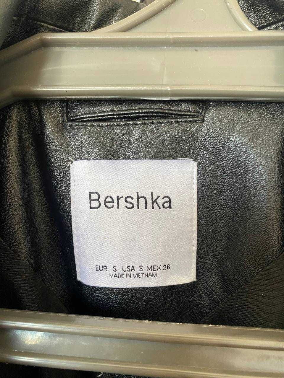 продаю кожанное черное плащ- пальто  BERSHKA