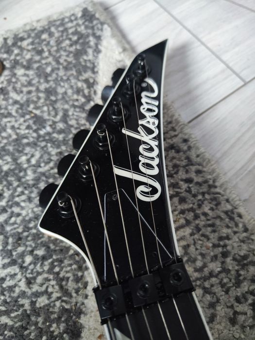Chitara Electrica Jackson JS32 King V WH AH impecabila, cu accesorii