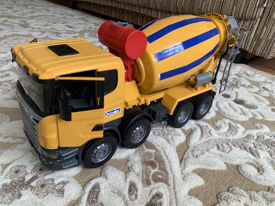 Bruder бетономешалка Scania
