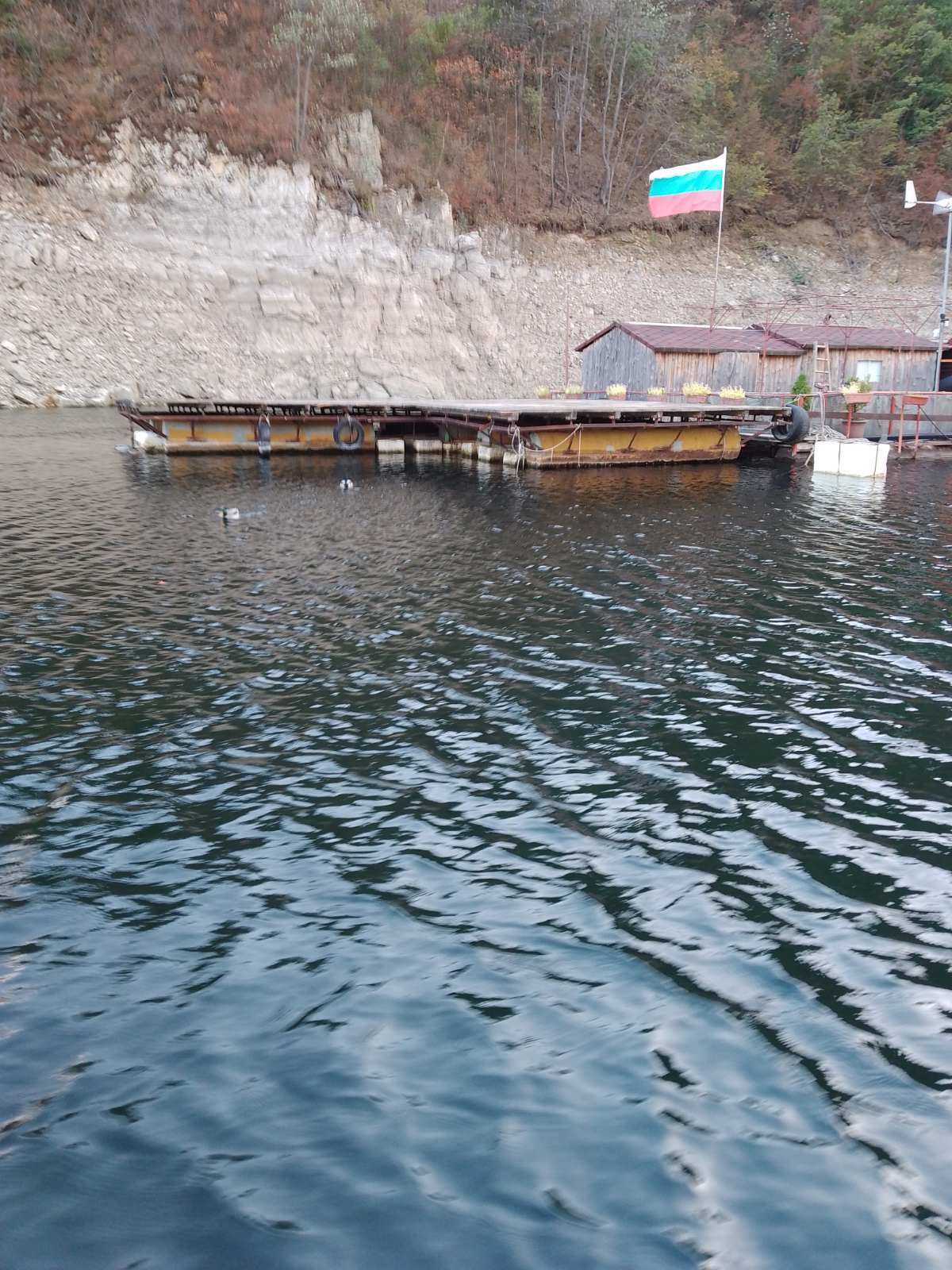 Продавам понтон на яз.Въча