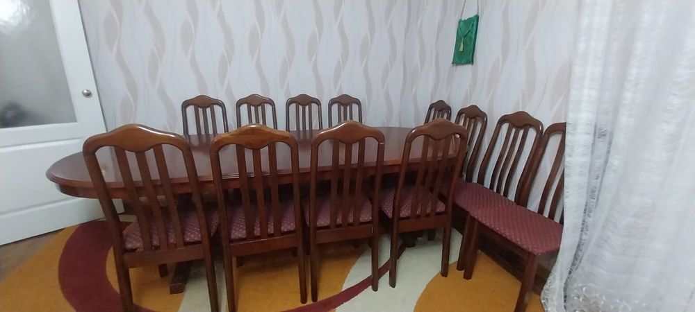 Стол и стулья в хорошем качестве.