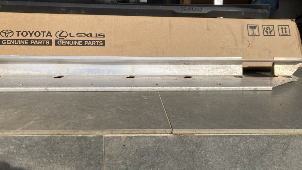 Avariat: treaptă (side step) stânga Toyota RAV4 generația a 5-a