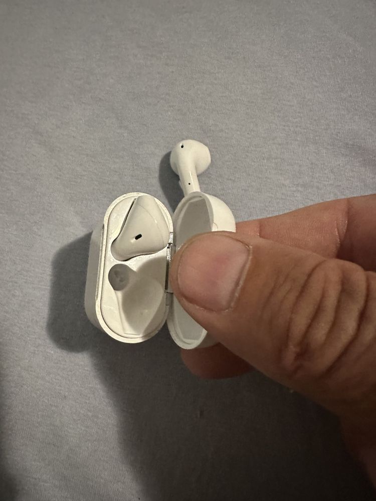 Airpod apple  casti telefon aproape noi