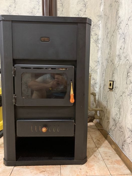 камина отоплителна с водонагревател на твърдо гориво прити C3B17