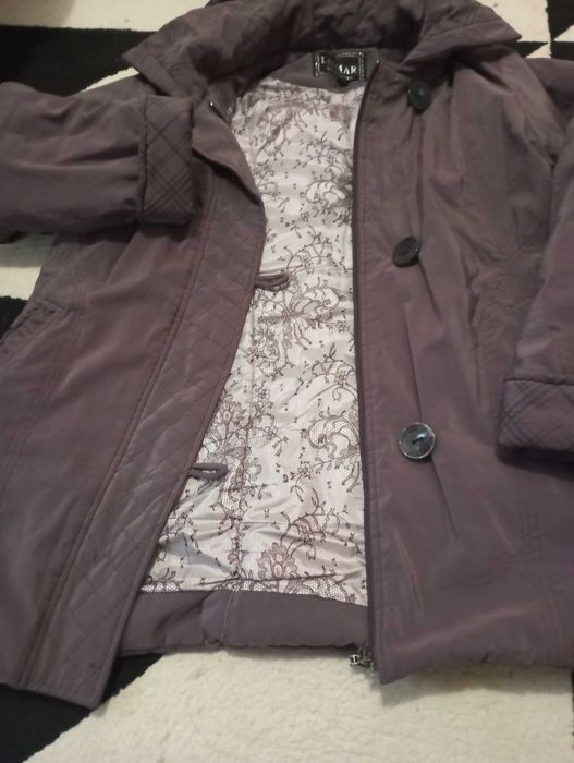 Дамско зимно яке със сваляща се качулка.