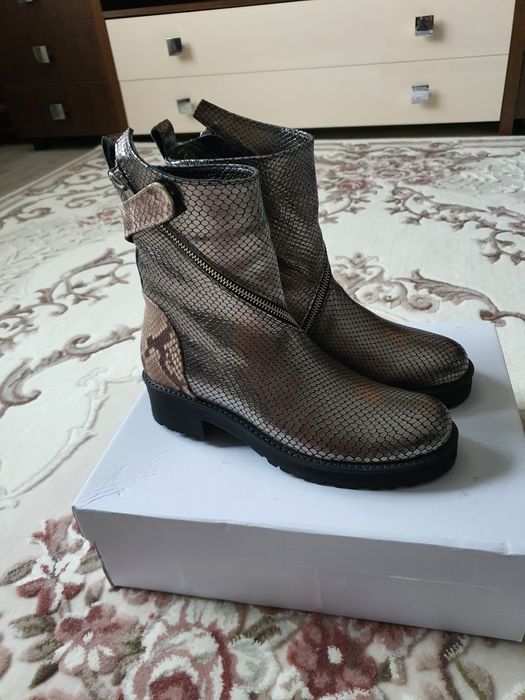 Ghete brand italian,argintii, piele naturala stampata si piele snake;