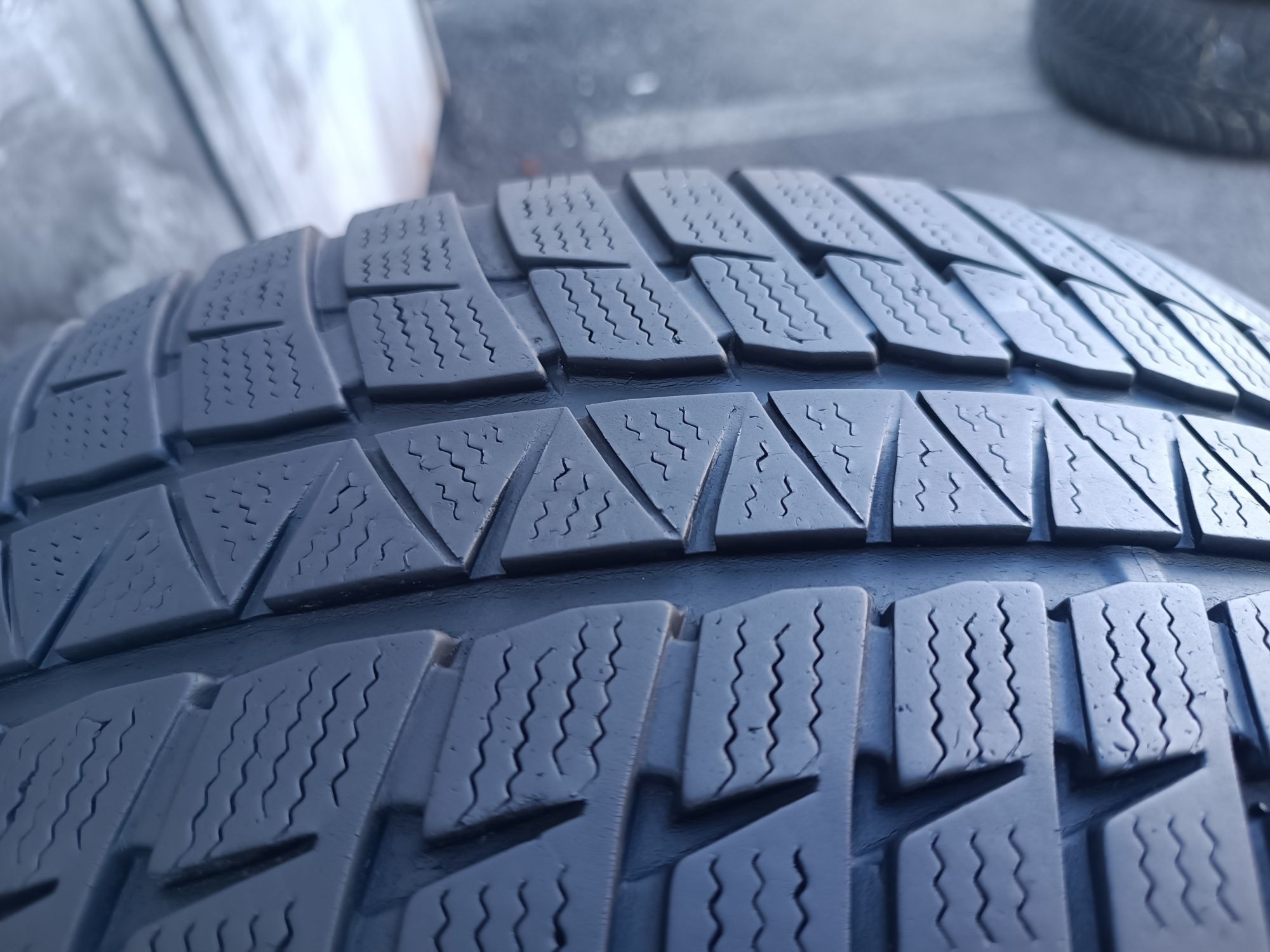 225/45/17 Falken