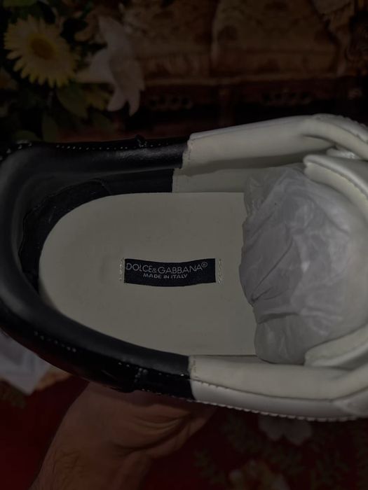Dolce & Gabbana Adidași albi cu accente negre Stil și Eleganță