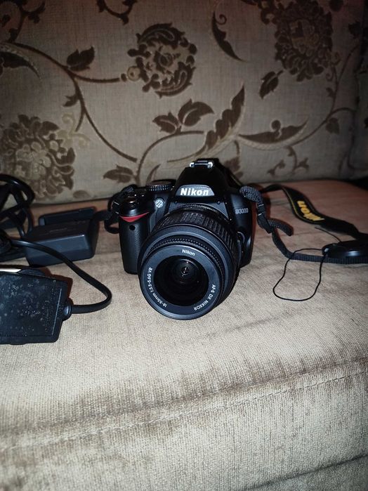 Nikon D3000 Тяло с обектив!