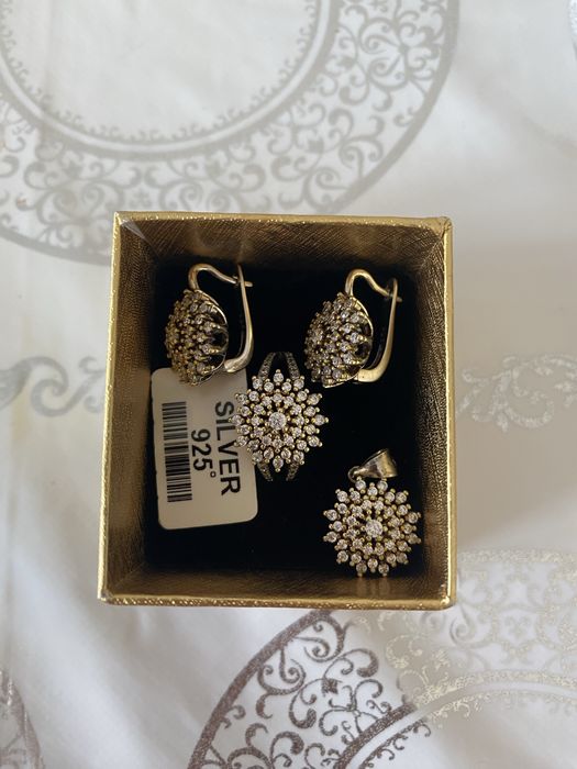 Продам недорого красивый серебрянный набор