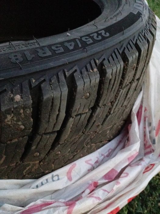 Продам зимние шипованые шины 225/45R18 в отличном состоянии