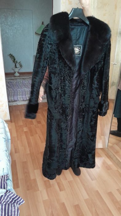 Продам шубу каракуль срочно