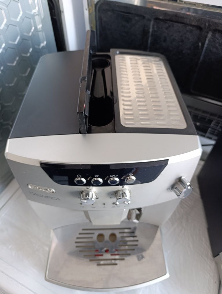 Кафе машина Робот Delonghi Magnifica