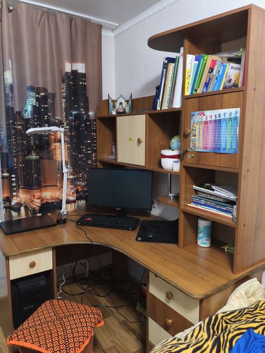 Школьный стол с полками и шкафчиками