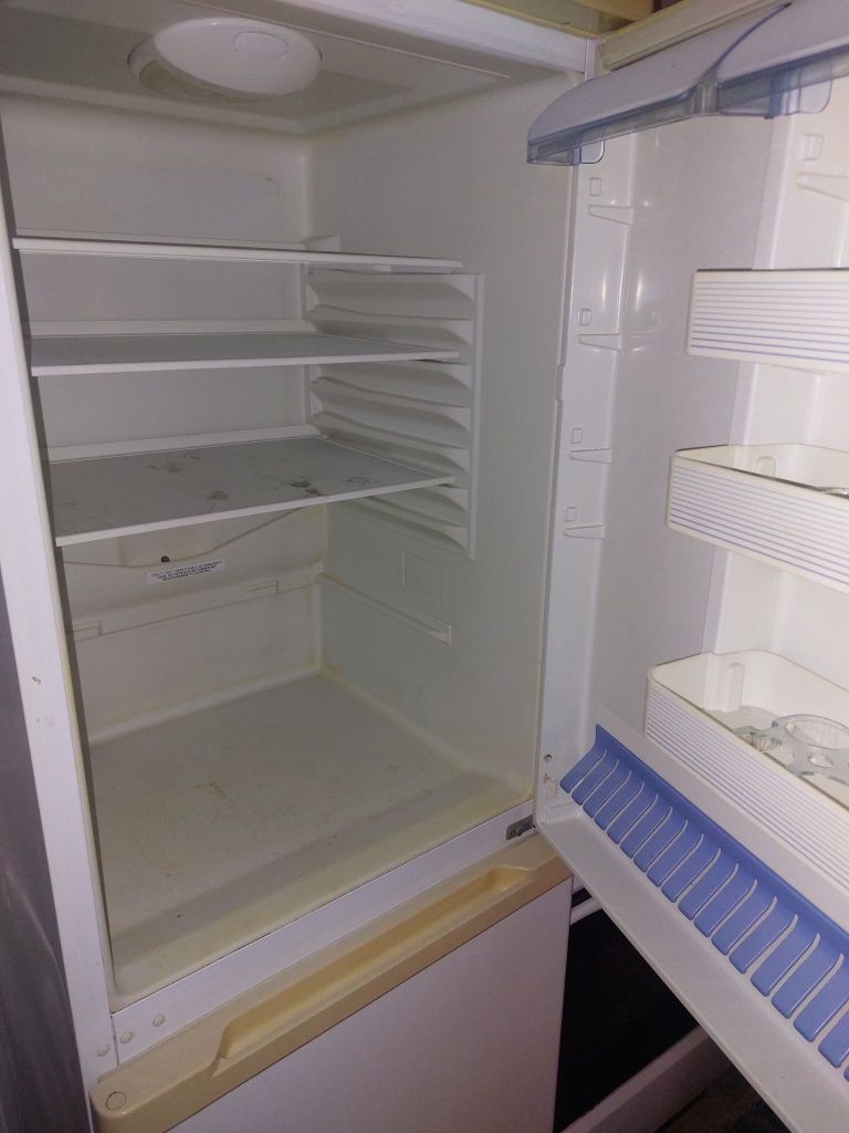 Vând frigider preț 350lei