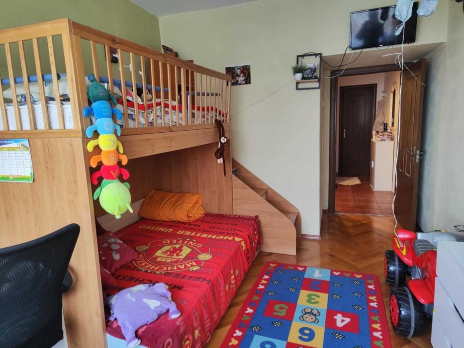 Двуетажно легло с нов матрак. САМО ЛИЧНО ПРЕДАВАНЕ!