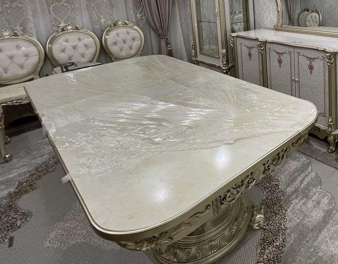 Стол стулья для гостиной