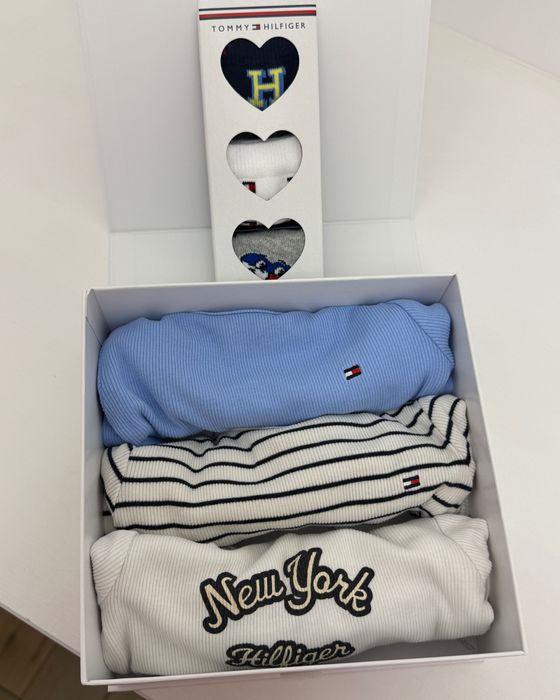 Бебешки бодита и чорапки Tommy Hilfiger