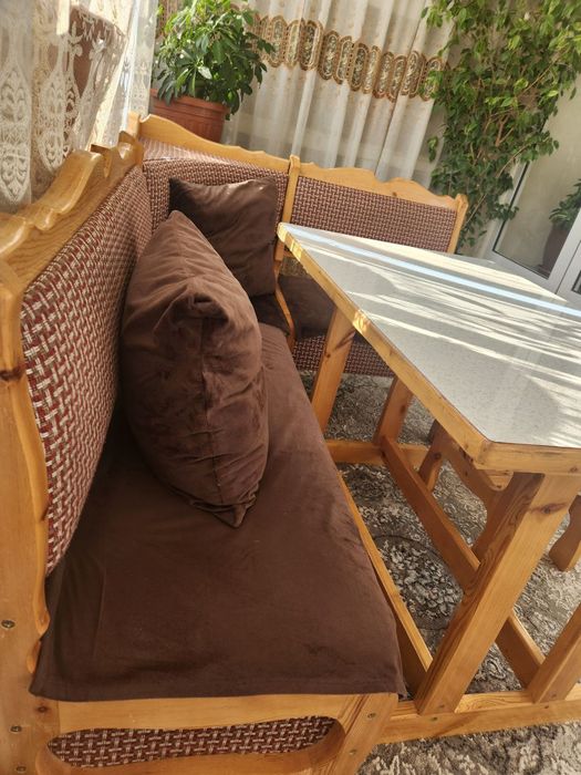 Кухонный уголок со стульями. В хорошем состояние