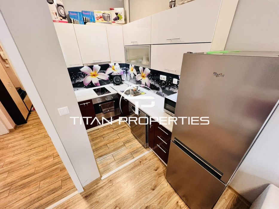 Дава се под наем Тристаен апартамент в Бургас, Център - 70 кв.м за 612 € - Снимка #1