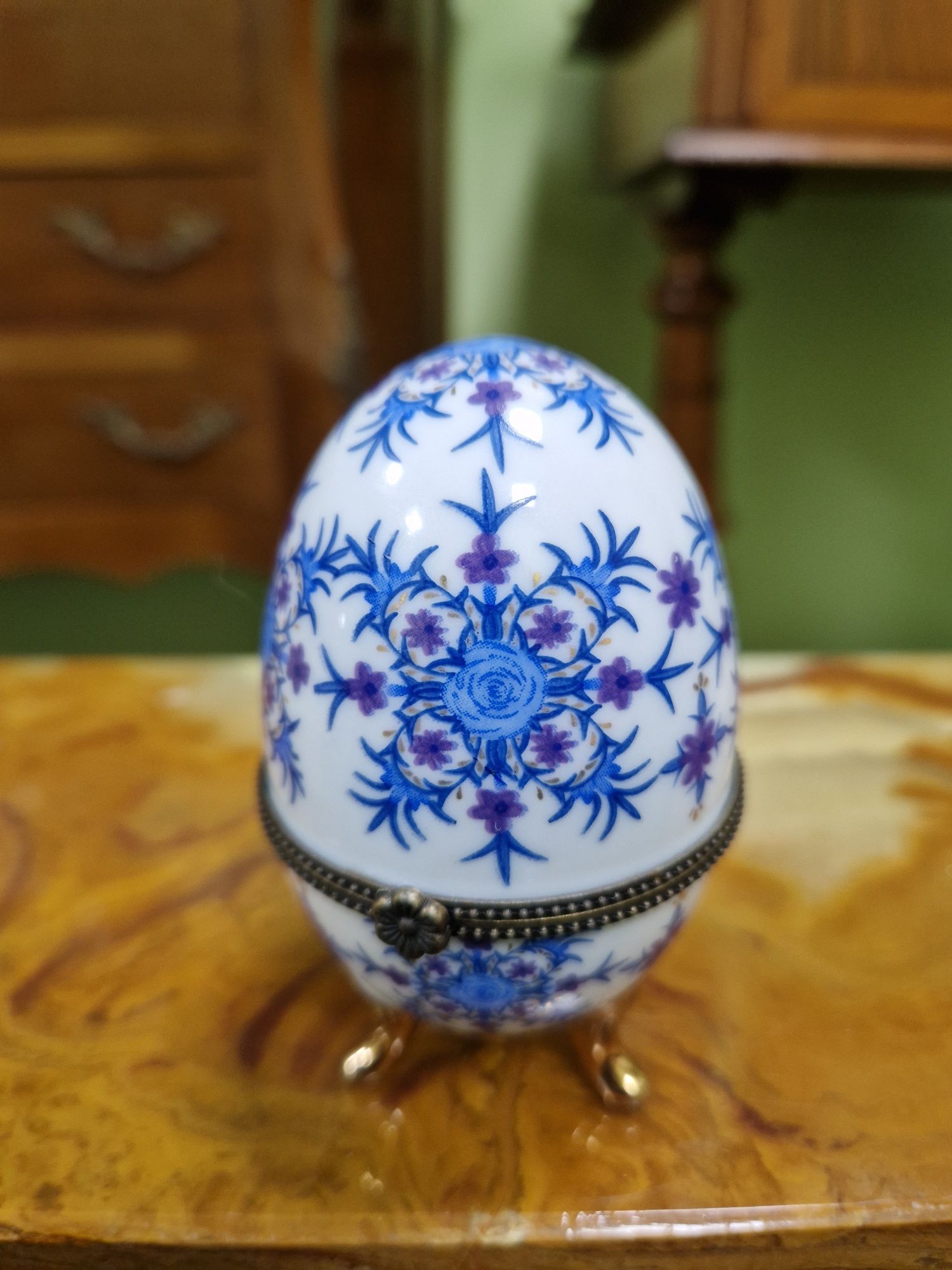 Красиво антикварно порцеланово яйце тип Фаберже